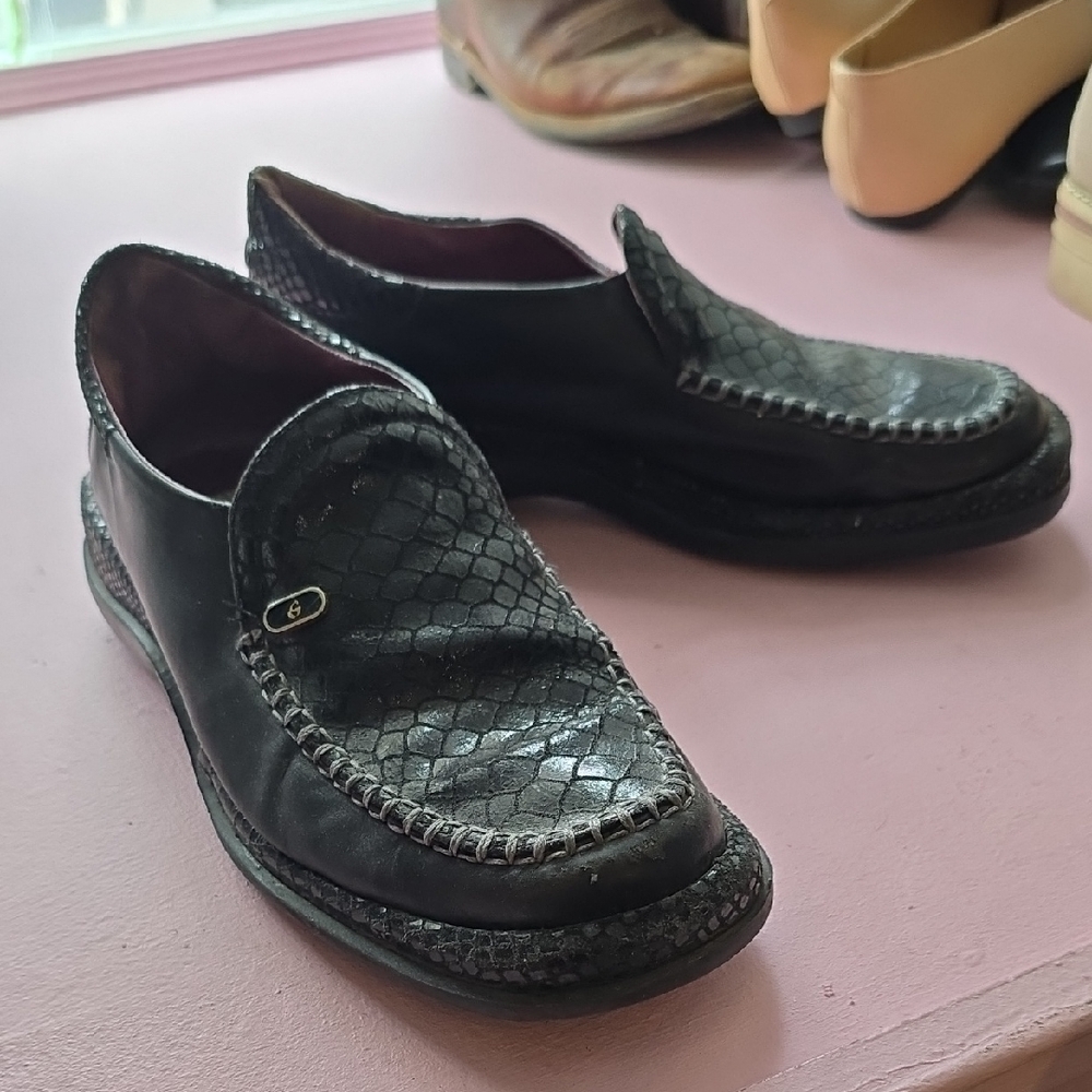 Sophisticated Black Textured womens Slip-Ons croc print loafer